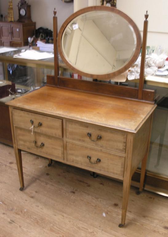 Appraisal: An Edwardian mahogany dressing table adjustable mirror above four short