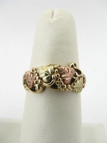 Appraisal: K Black Hills Gold leaf motif ring dwt size TG