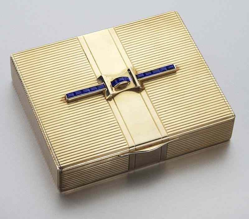 Appraisal: Tiffany and Co K gold and sapphire box the lid