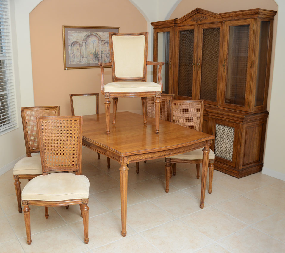 Appraisal: DAVIS CABINET COMPANY ITALIAN STYLE PC DINING ROOM SET Includes