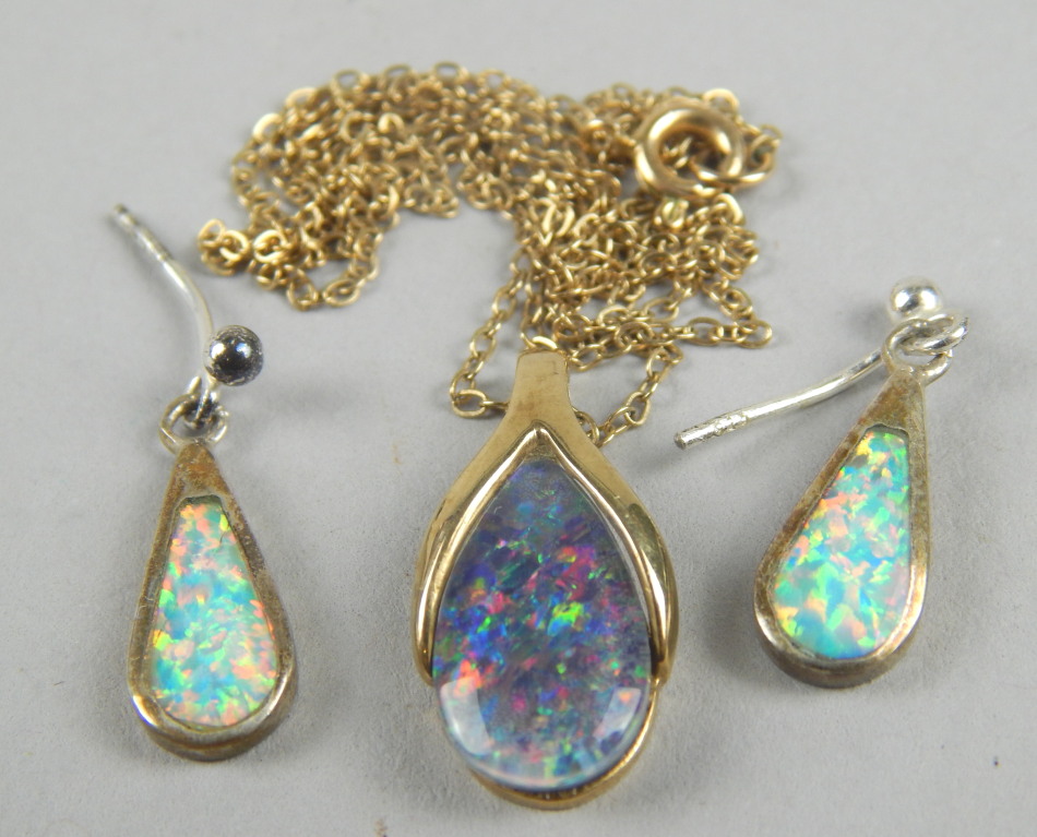 Appraisal: A ct gold opal pendant and chain and associated earrings