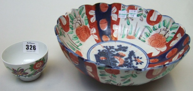 Appraisal: A porcelain teabowl th century decorated in Imari colours with