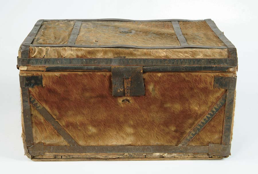 Appraisal: MEDIUM SIZED COWHIDE COVERED TRUNK Red steer hide covered trunk