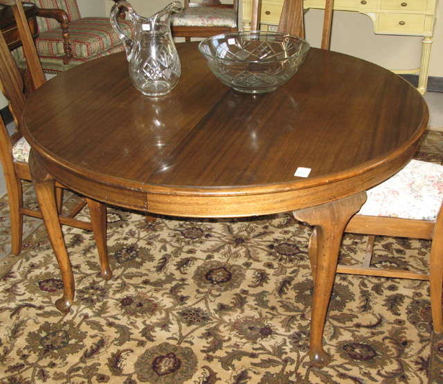 Appraisal: ROUND MAHOGANY DINING TABLE Queen Anne Revival style American c