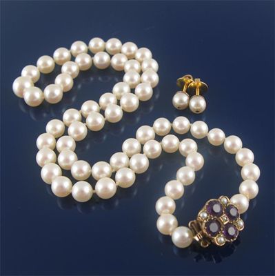 Appraisal: A cultured pearl necklace the pearls graduate from - mm