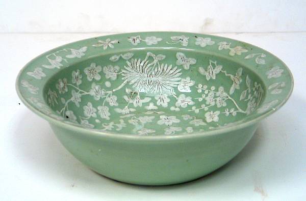 Appraisal: A celadon glazed porcelain wash basin Late Qing Dynasty With