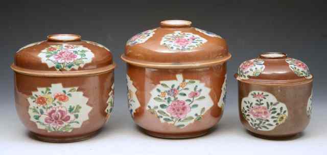 Appraisal: A SET OF THREE BATAVIAN WARE AND GRADUATED JARS and