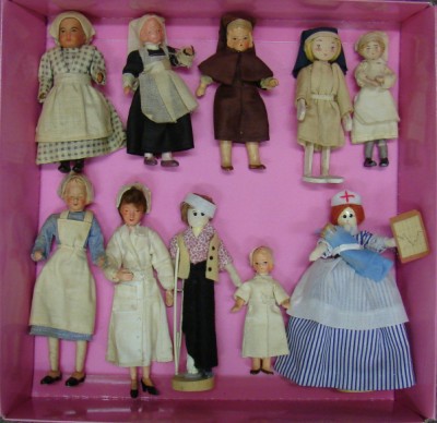 Appraisal: Lot of dollhouse size nurse nursing order dolls - German