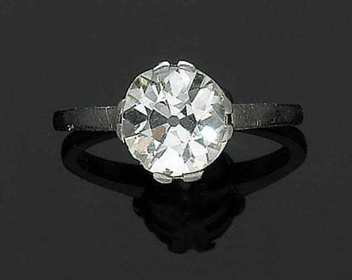 Appraisal: DIAMOND RING ca Platinum Decorative solitaire model the top set