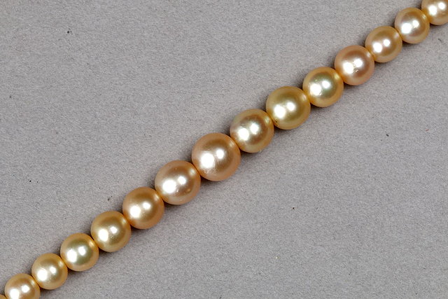 Appraisal: A GRADUATED PEARL NECKLACE with a lozenge shaped diamond set