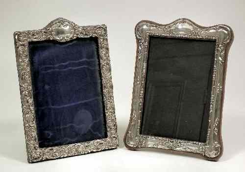 Appraisal: An Edward VII silver rectangular photograph frame with arched top