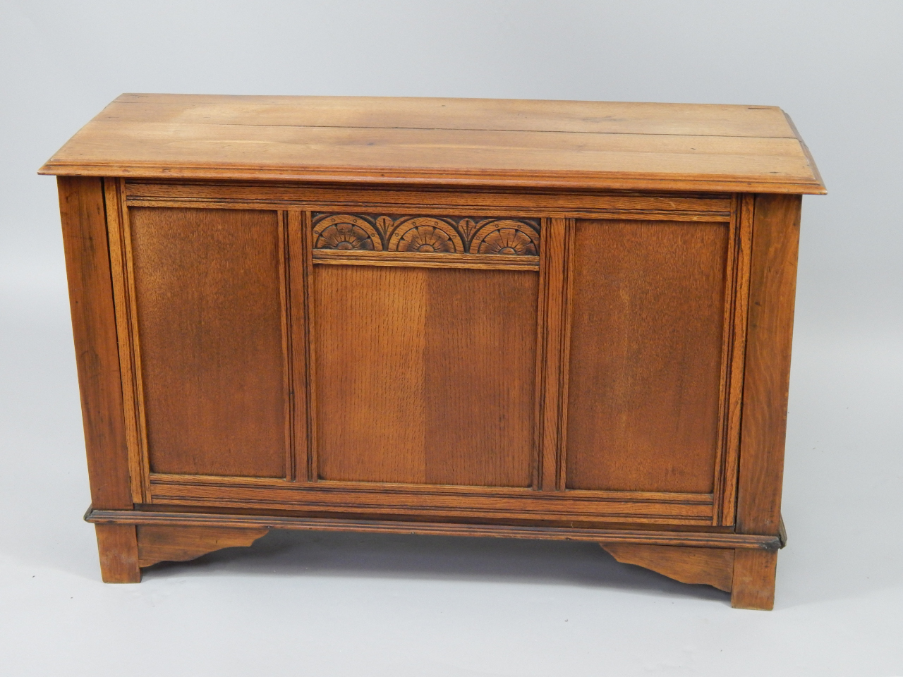 Appraisal: An early thC oak coffer with a carved panelled front