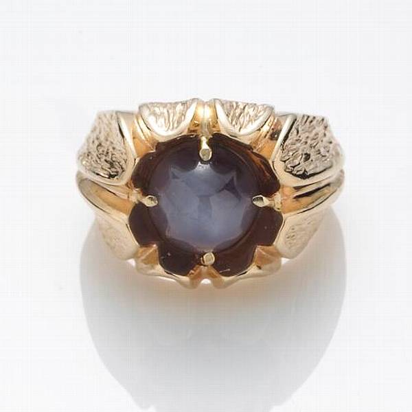 Appraisal: A star sapphire and k gold ring