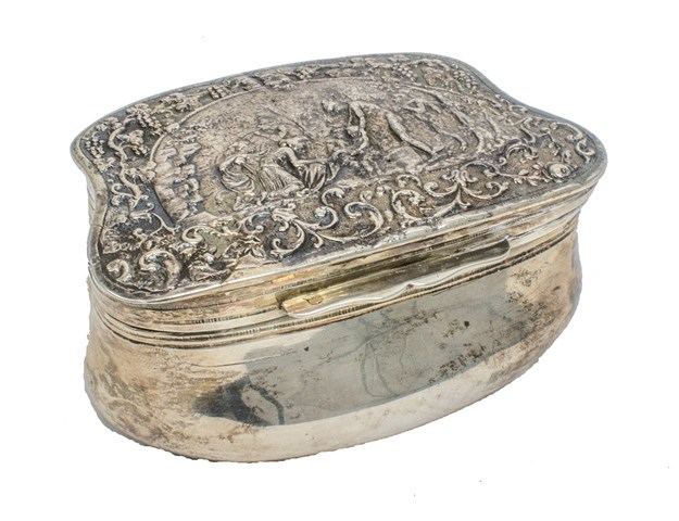 Appraisal: A European hinge lidded cartouche shaped snuff box the cast