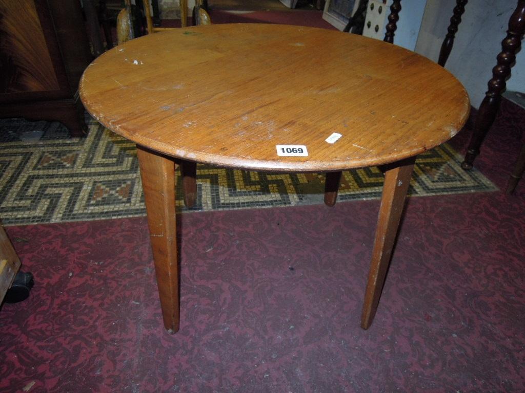 Appraisal: A Russell of Broadway oak occasional table of circular form