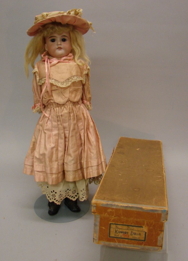 Appraisal: A M COD G DEP shoulderhead doll in original box