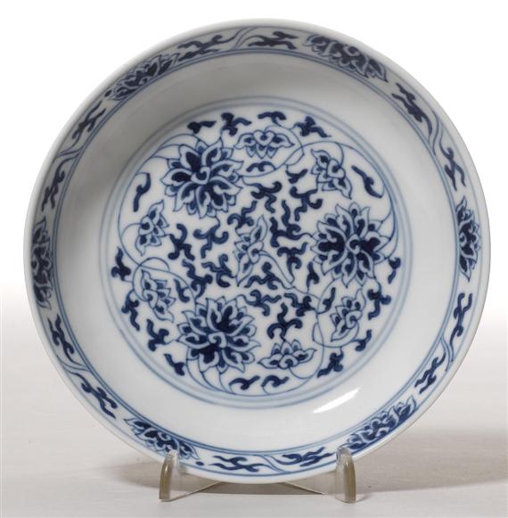 Appraisal: A BLUE AND WHITE ROUND DISH China Guangxu mark and