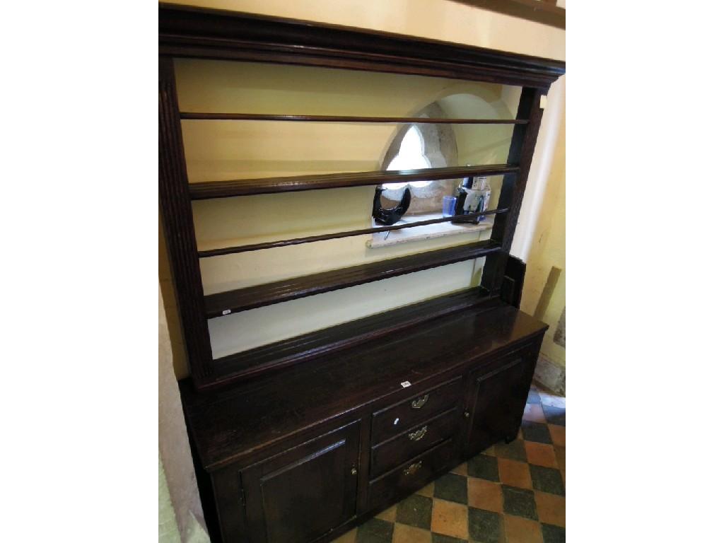 Appraisal: A Georgian oak dresser with open plate rack over a