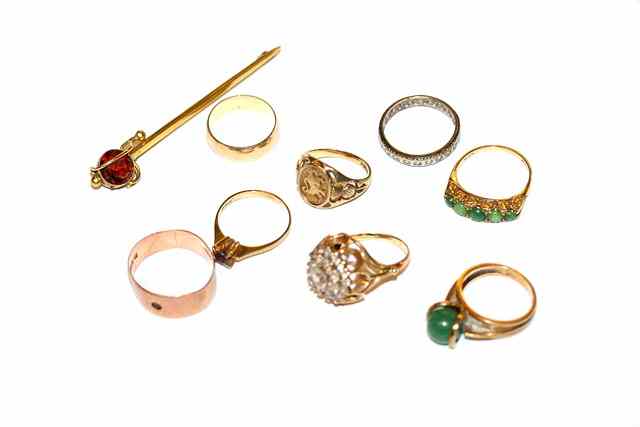 Appraisal: A COLLECTION OF SEVEN VARIOUS GOLD RINGS a paste set