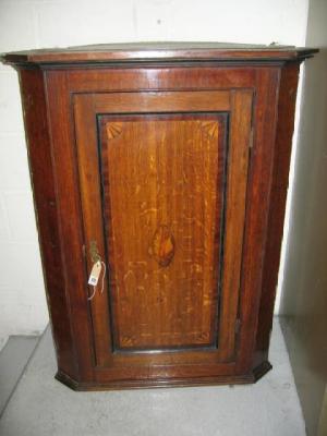 Appraisal: AN OAK CORNER CUPBOARD c the panelled door with mahogany