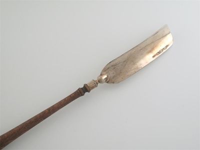 Appraisal: A modern mounted shoe horn with a long turned wooden