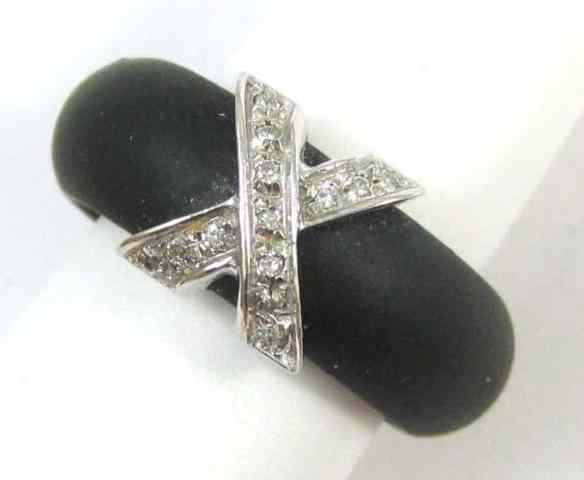 Appraisal: DIAMOND AND EIGHTEEN KARAT WHITE GOLD RING The black rubber