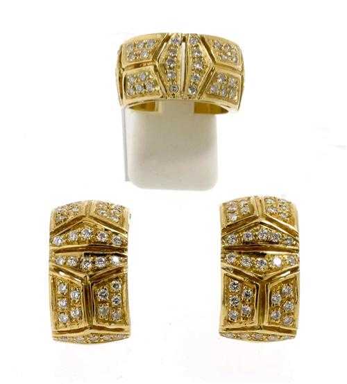 Appraisal: DIAMOND AND GOLD RING WITH CLIP EARRINGS Yellow gold g