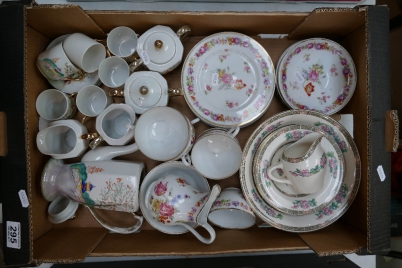 Appraisal: A mixed collection of items to include unmarked flora decorated