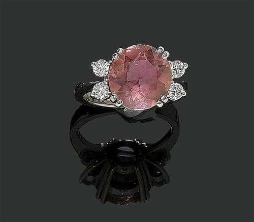 Appraisal: TURMALIN-BRILLANT-RING Weissgold Klassisch-eleganter Ring die Schauseite besetzt mit runden rosa