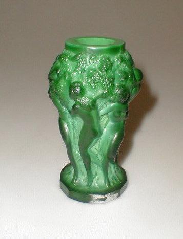 Appraisal: A green layered Malachite type glass vase with wine loving