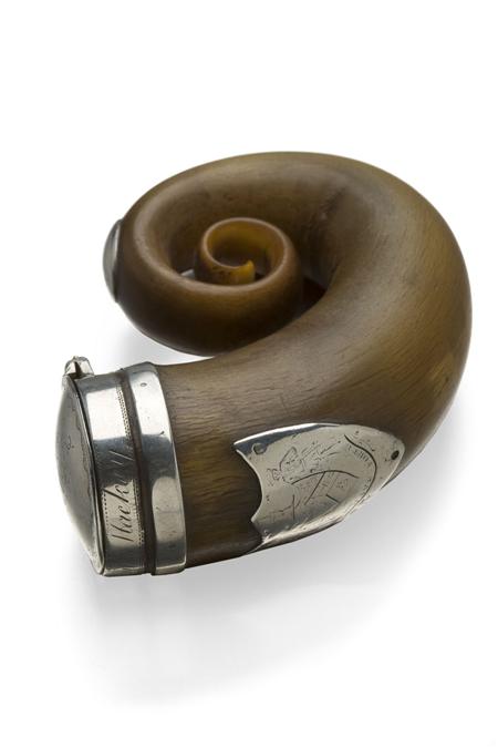 Appraisal: A curly horn snuff mull of typical curled form the