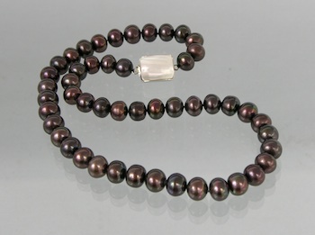 Appraisal: A Strand of Black Pearls with a Mother-of-Pearl Clasp A