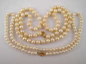 Appraisal: A mixed lot comprising a freshwater pearl necklace with carat