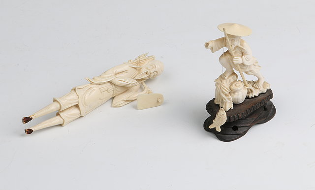 Appraisal: A SMALL CHINESE IVORY CARVING of an old man carrying