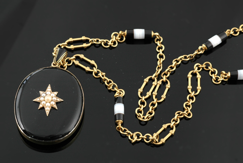 Appraisal: A Victorian mourning locket and chain Circa The oval onyx