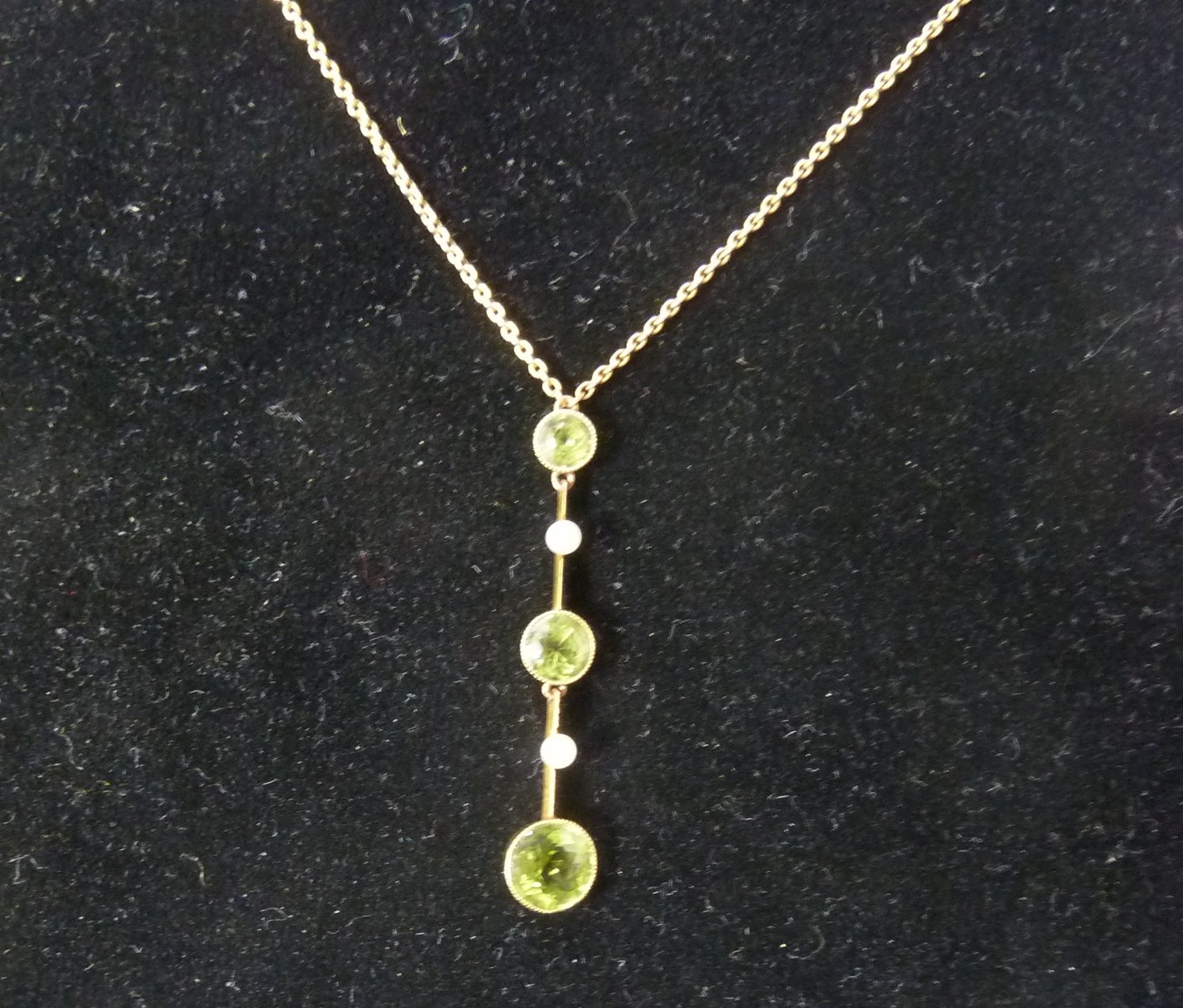 Appraisal: A peridot and pearl pendant necklace the fine link neck