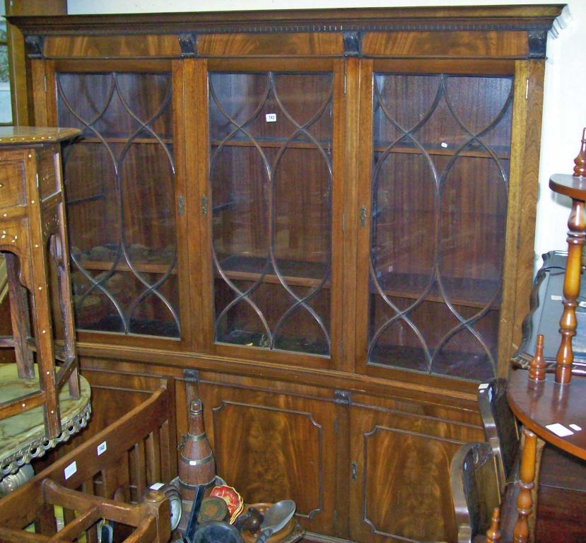 Appraisal: A reproduction mahogany library bookcase of concave form -