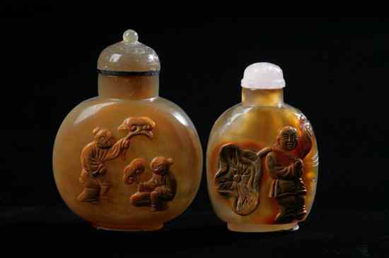 Appraisal: TWO CHINESE CAMEO AGATE SNUFF BOTTLES th century Each of