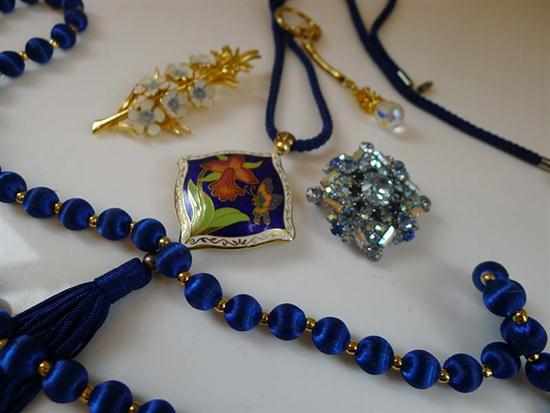 Appraisal: A COLLECTION OF ASSORTED JEWELLERY INCLUDING NECKLACES WATCHES ETC