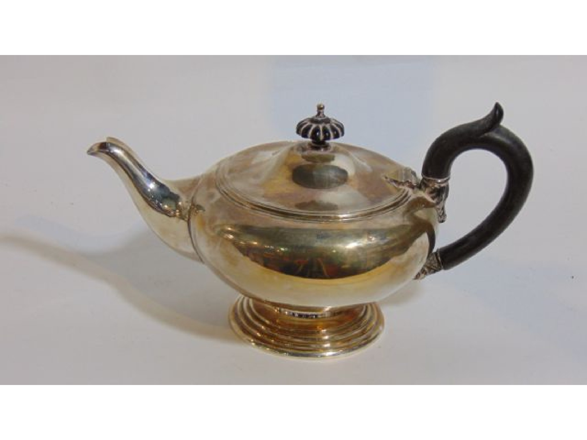 Appraisal: A George V silver teapot Cooper Brothers Sons Ltd Sheffield