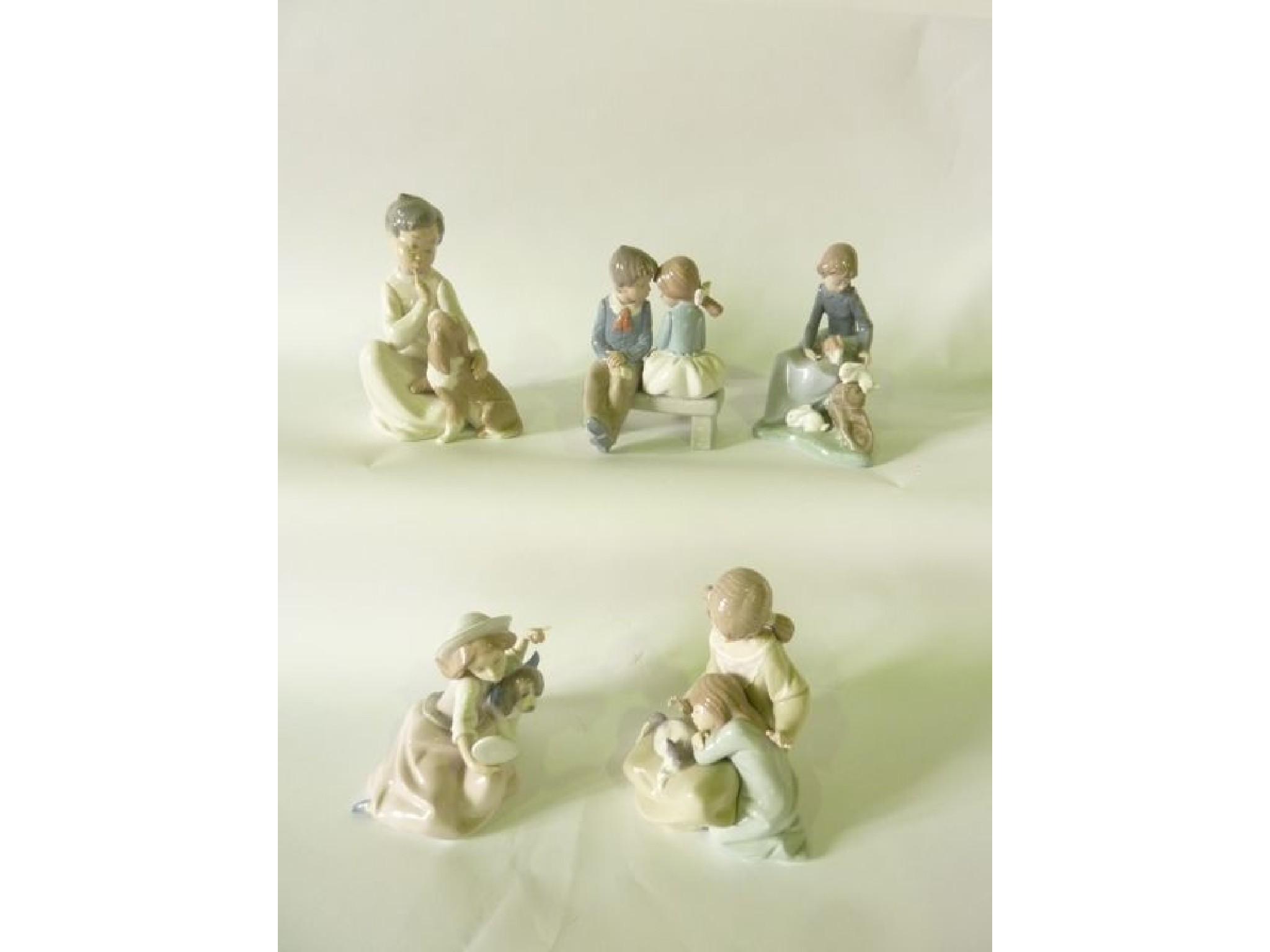 Appraisal: A collection of five Lladro Daisa and Nao figure groups