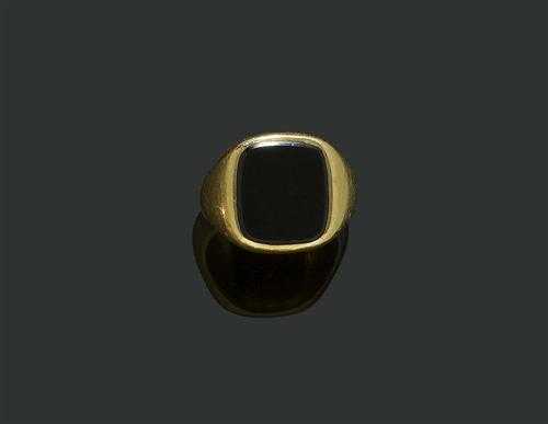 Appraisal: ONYX-GOLD-RING Gelbgold g Klassisches Chevali re-Modell die Schauseite besetzt mit