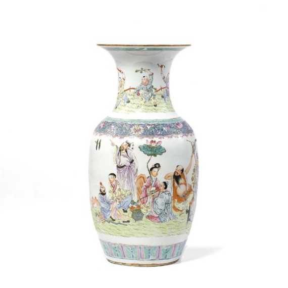 Appraisal: GROSSE VASE China Jh H cm Famille rose auf weissem