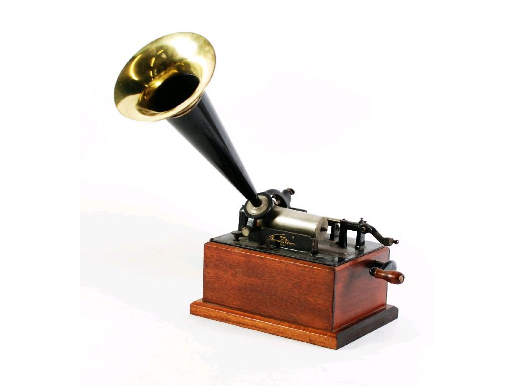 Appraisal: THOMAS A EDISON EARLY TWENTIETH CENTURY PHONOGRAPH of traditional design