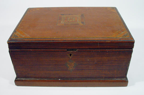 Appraisal: Edwardian mahogany jewellery box with inlaid decoration cm in length