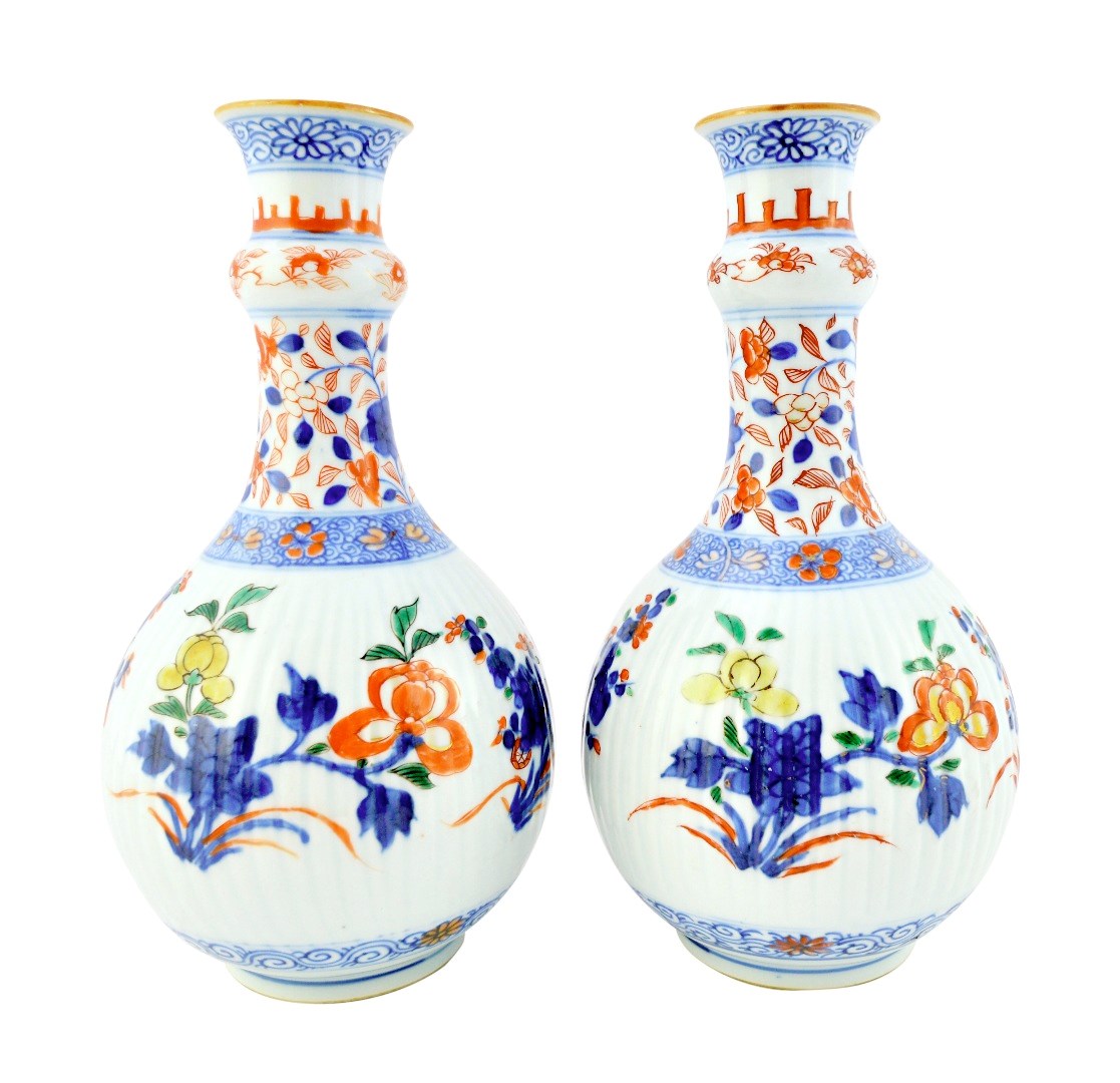 Appraisal: A pair of Chinese verte-Imari guglets th century each ribbed