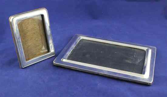 Appraisal: A George V silver photograph frame of plain rectangular form