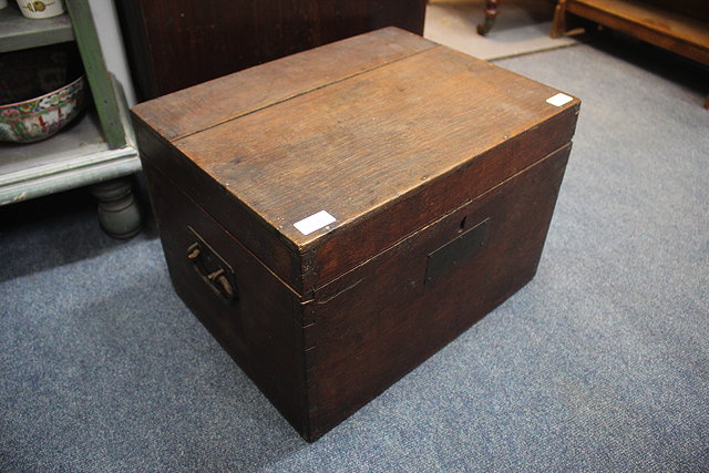 Appraisal: A MID TH CENTURY OAK BOX with carrying handles to