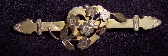 Appraisal: A late Victorian ct gold bar brooch the central heart