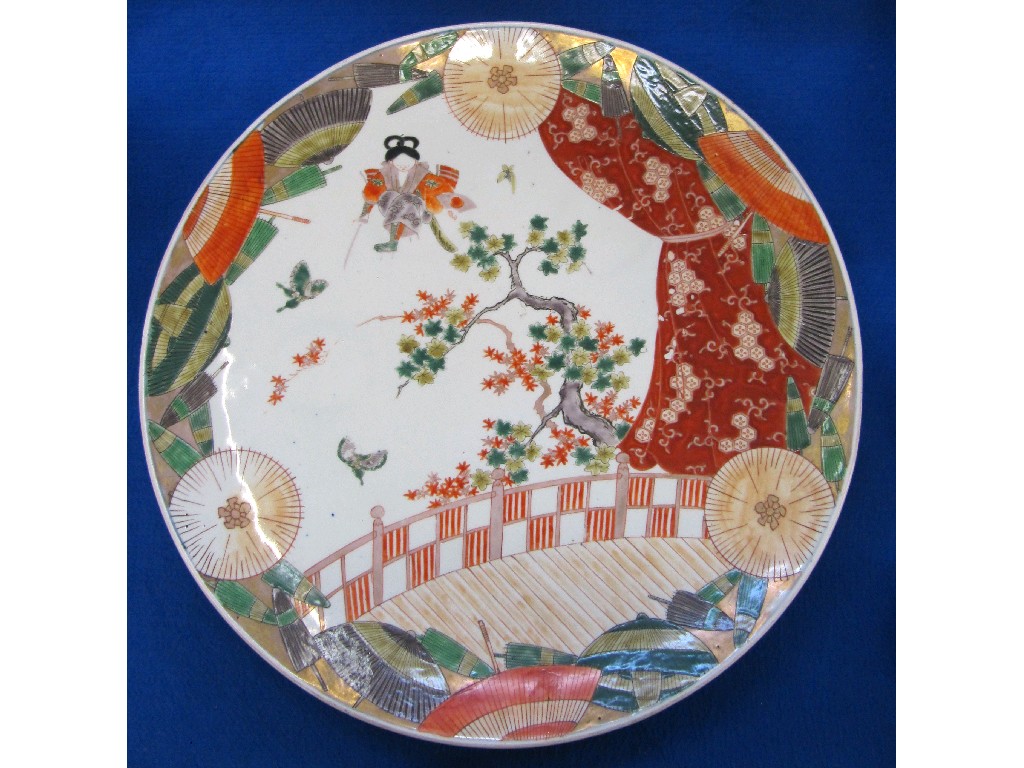 Appraisal: Large oriental charger the outer edge decorated with parasols with